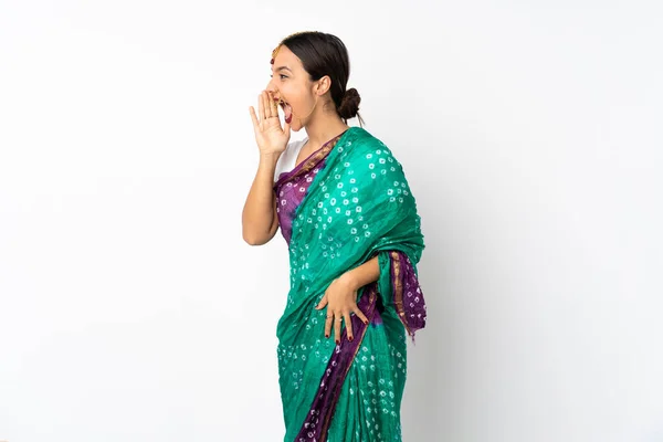 白地に孤立した若いインド人女性が叫びながら口を横に広げる — ストック写真