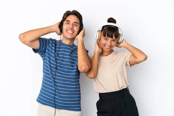 Giovani Amici Razza Mista Isolati Sfondo Bianco Ascoltare Musica — Foto Stock
