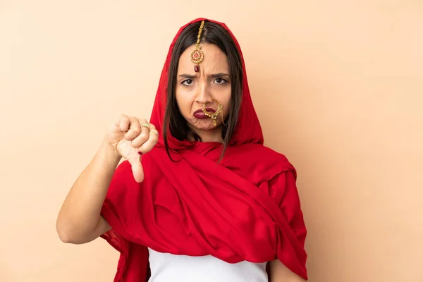 Jeune Indienne Isolée Sur Fond Beige Montrant Pouce Vers Bas — Photo