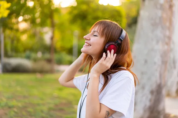 Jeune Jolie Rousse Femme Extérieur Écouter Musique — Photo