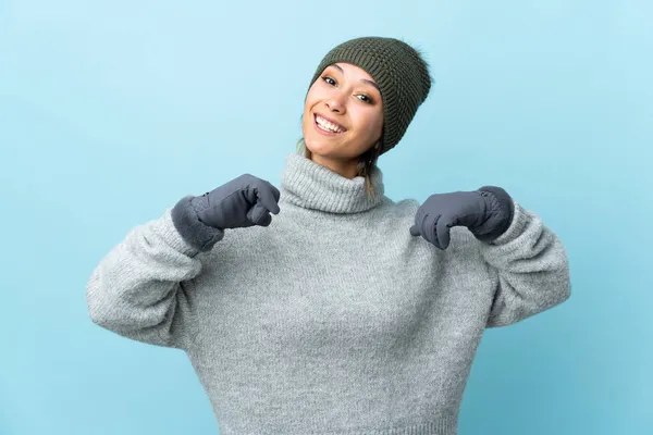 Ung Uruguayansk Flicka Med Vinter Hatt Isolerad Blå Bakgrund Stolt — Stockfoto