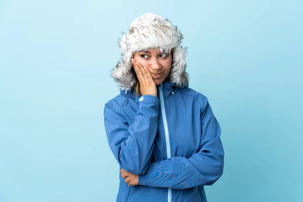 Jovem Uruguaia Com Chapéu Inverno Isolado Fundo Azul Infeliz Frustrado — Fotografia de Stock