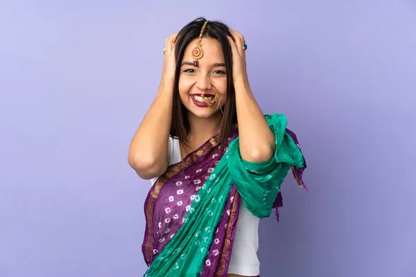 紫の背景に孤立した若いインド人女性が神経ジェスチャーを行う — ストック写真