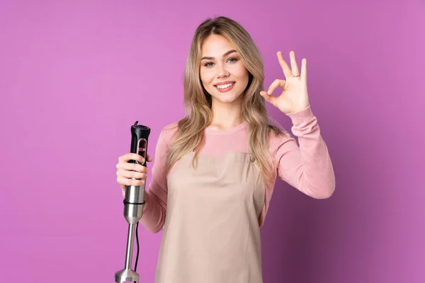 Tiener Russisch Meisje Met Behulp Van Hand Blender Geïsoleerd Paarse — Stockfoto