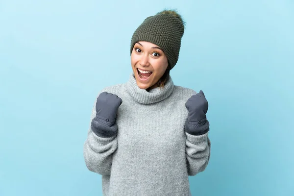 Joven Uruguaya Con Sombrero Invierno Aislado Sobre Fondo Azul Celebrando — Foto de Stock