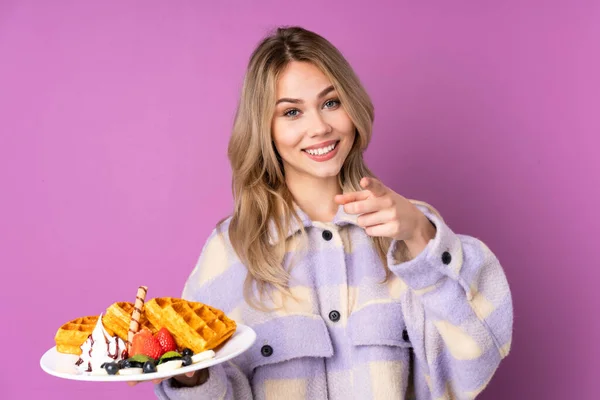 Tiener Russisch Meisje Houden Wafels Geïsoleerd Paarse Achtergrond Wijzend Naar — Stockfoto