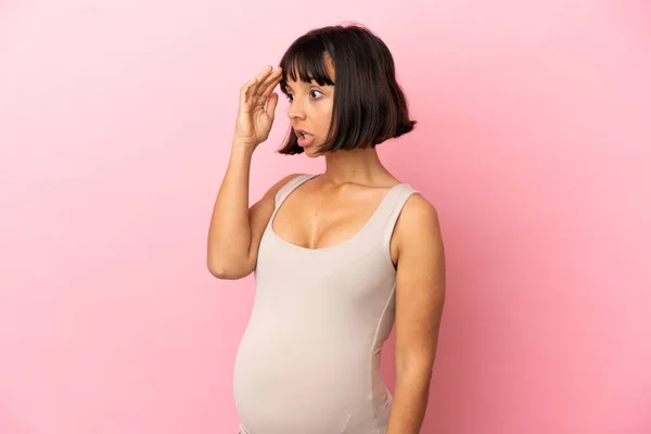 Νεαρή Έγκυος Γυναίκα Πάνω Από Απομονωμένο Ροζ Φόντο Έκφραση Έκπληξη — Φωτογραφία Αρχείου