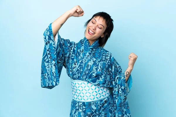Mujer Joven Usando Kimono Sobre Fondo Azul Aislado Celebrando Una —  Fotos de Stock