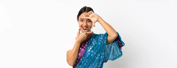 白を基調とした顔に孤立した若いインド人女性 フレーミングシンボル — ストック写真