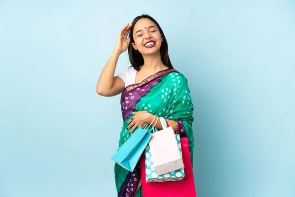 Jeune Femme Indienne Avec Des Sacs Provisions Souriant Beaucoup — Photo