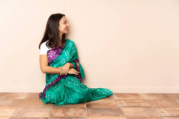 Jonge Indiase Vrouw Zitten Vloer Laterale Positie — Stockfoto