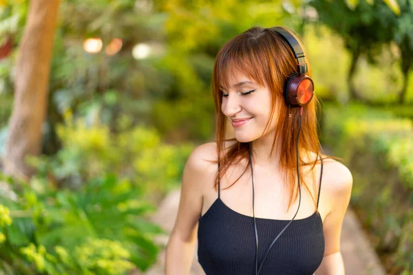 Joven Mujer Pelirroja Bonita Aire Libre Escuchando Música —  Fotos de Stock