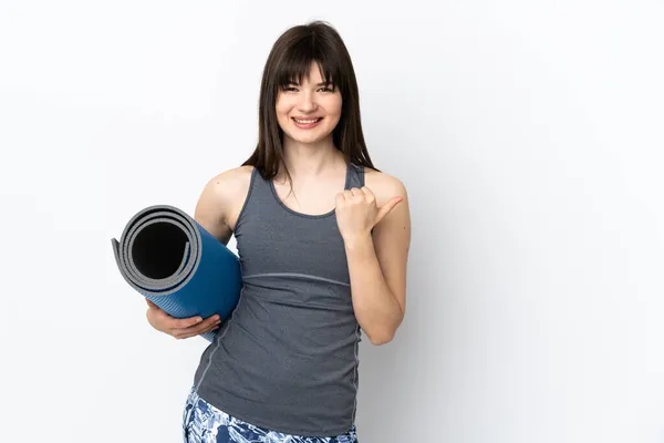 Chica Deportiva Ucraniana Con Estera Aislada Sobre Fondo Azul Apuntando —  Fotos de Stock