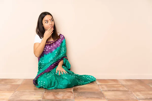 Mladá Indická Žena Sedí Podlaze Dělá Překvapivé Gesto Zatímco Dívá — Stock fotografie