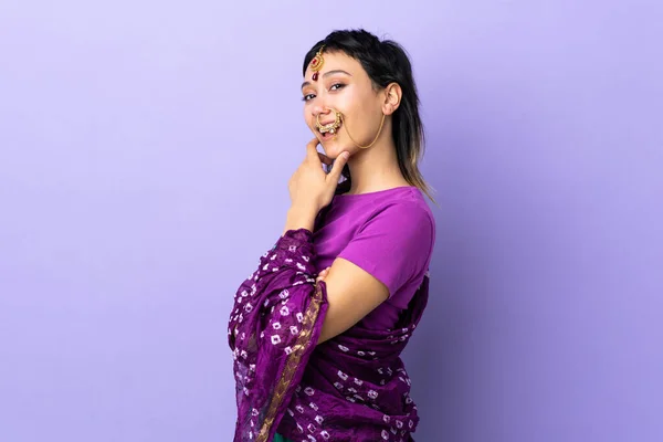 Mujer India Aislada Sobre Fondo Púrpura Feliz Sonriente —  Fotos de Stock