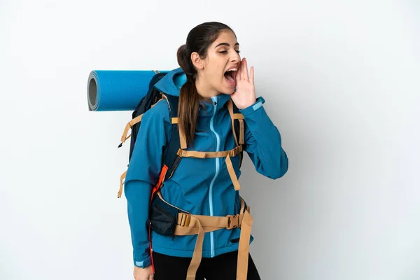 Joven Montañero Con Una Gran Mochila Sobre Fondo Aislado Gritando —  Fotos de Stock