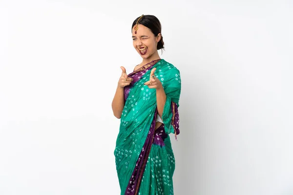 正面を指差す白地に孤立した若いインド人女性 — ストック写真