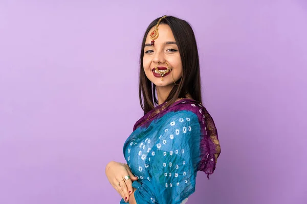 Ung Indisk Kvinna Isolerad Lila Bakgrund Med Armarna Korsade Och — Stockfoto