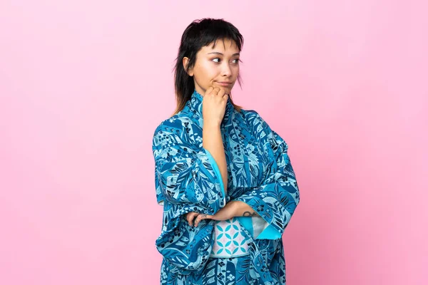 Mujer Joven Usando Kimono Sobre Fondo Azul Aislado Con Expresión —  Fotos de Stock