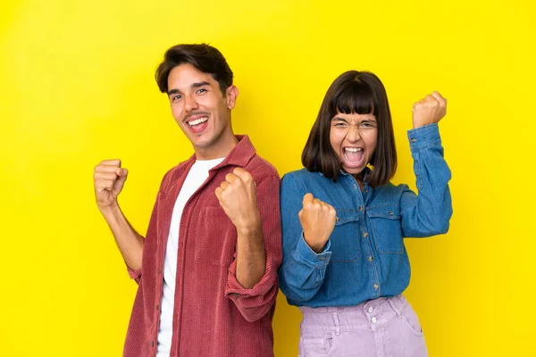 Junges Mixed Paar Auf Gelbem Grund Feiert Sieg — Stockfoto