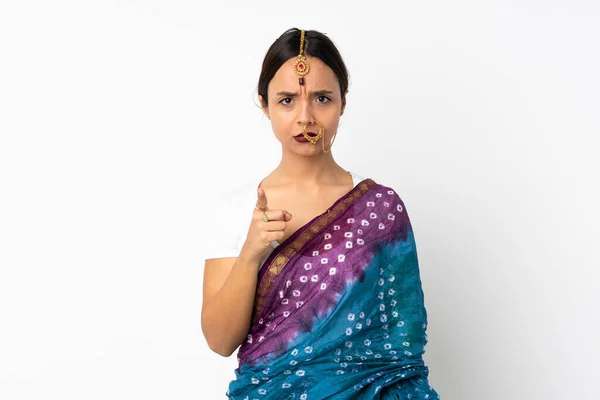 Jeune Femme Indienne Isolée Sur Fond Blanc Frustrée Pointant Vers — Photo