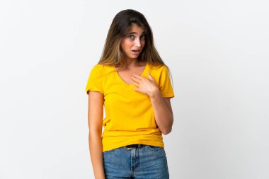 Beyaz arka planda izole edilmiş genç beyaz kadın kendini işaret ediyor.