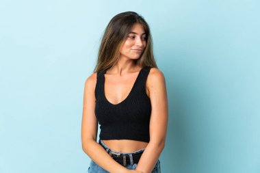 Mavi arka planda izole edilmiş beyaz bir kadın. Taraf ararken şüphe duyuyor.