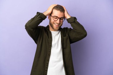 Mor arka planda izole edilmiş yakışıklı beyaz adam gülüyor.