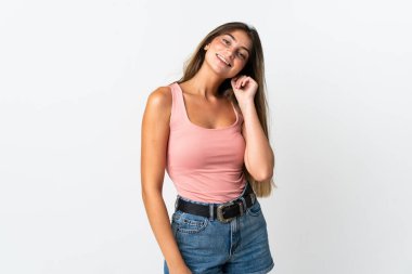 Beyaz arka planda izole edilmiş genç beyaz kadın gülüyor.