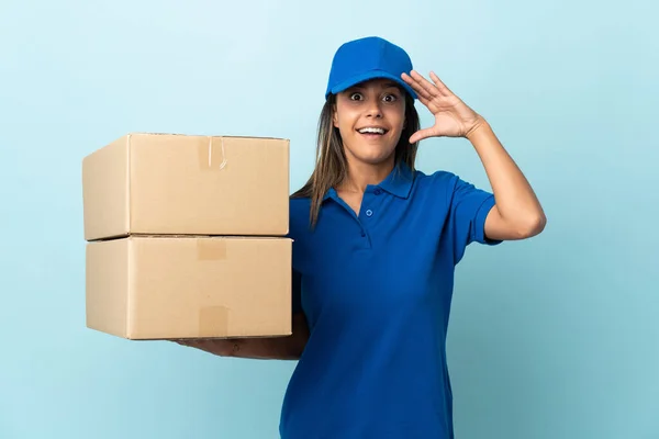 Young Delivery Woman Isolated Blue Background Surprise Expression — Stock Photo, Image