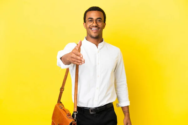 Hombre Negocios Afroamericano Sobre Fondo Amarillo Aislado Estrechando Las Manos —  Fotos de Stock