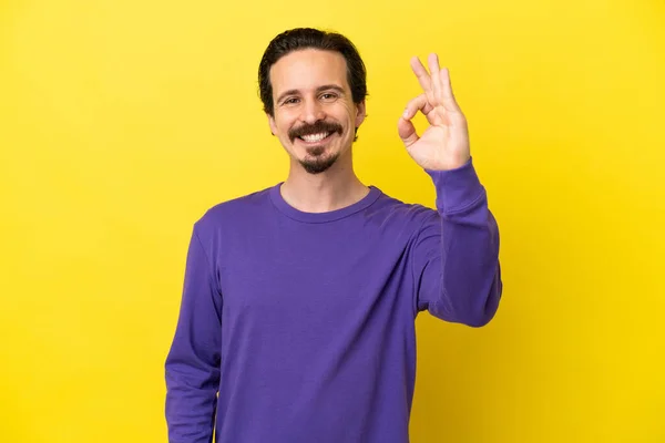 Sarı Arka Planda Izole Edilmiş Genç Beyaz Adam Parmaklarıyla Tamam — Stok fotoğraf