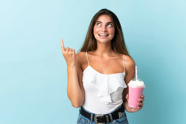 Mujer Joven Con Batido Fresa Aislado Sobre Fondo Azul Señalando —  Fotos de Stock