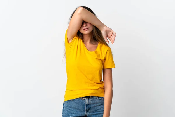 Jonge Blanke Vrouw Geïsoleerd Witte Achtergrond Bedekken Ogen Door Handen — Stockfoto