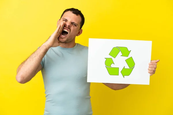 Brasileiro Sobre Fundo Roxo Isolado Segurando Cartaz Com Ícone Reciclagem — Fotografia de Stock