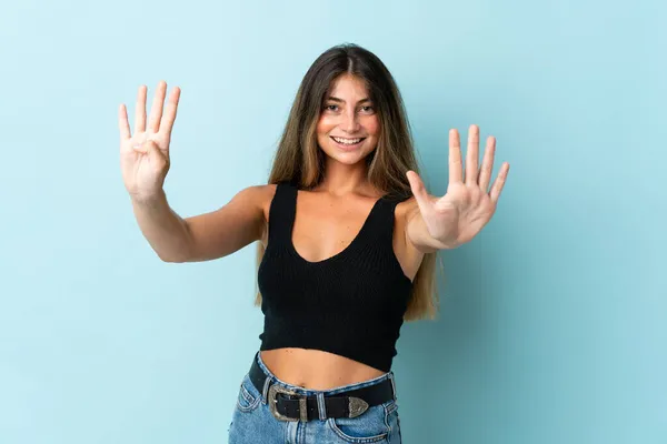 Jeune Femme Caucasienne Isolée Sur Fond Bleu Comptant Neuf Avec — Photo