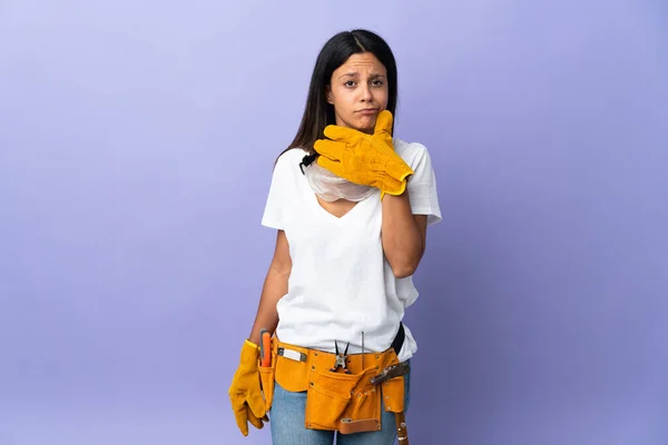 Junge Elektrikerin Isoliert Auf Lila Hintergrund Denken — Stockfoto