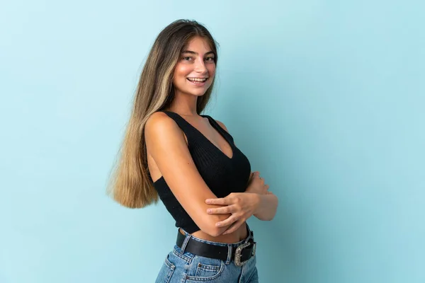 Young Caucasian Woman Isolated Blue Background Arms Crossed Happy — Stock Photo, Image