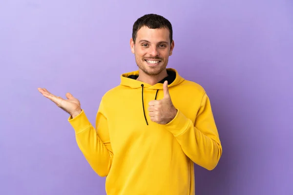 Brasileiro Sobre Fundo Roxo Isolado Segurando Copyspace Imaginário Palma Mão — Fotografia de Stock