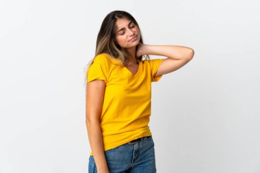 Beyaz arka planda boynu ağrıyan beyaz bir kadın.