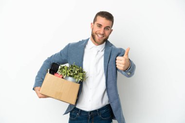 Beyaz arka planda izole edilmiş şeylerle dolu bir kutuyu alırken harekete geçen beyaz tenli genç, çünkü iyi bir şey oldu.