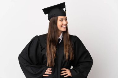 Genç Brezilyalı üniversite mezunu izole edilmiş beyaz arka planda kolları kalçasında ve gülümseyerek poz veriyor.