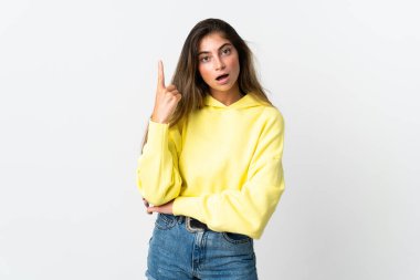Beyaz arka planda izole edilmiş genç beyaz kadın çözümü bulmak için parmağını kaldırıyor.