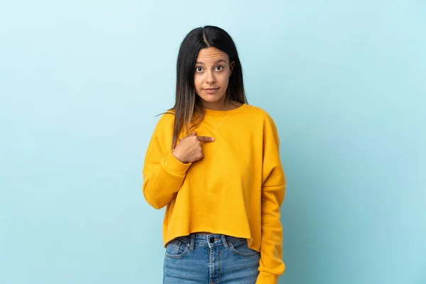 Caucásico Chica Aislado Azul Fondo Apuntando Uno Mismo — Foto de Stock