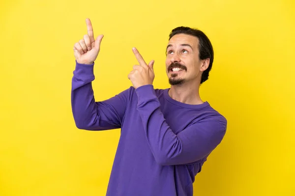 Joven Hombre Caucásico Aislado Sobre Fondo Amarillo Señalando Con Dedo — Foto de Stock