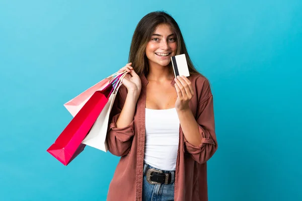 Mladá Běloška Žena Izolované Modrém Pozadí Držení Nákupních Tašek Kreditní — Stock fotografie