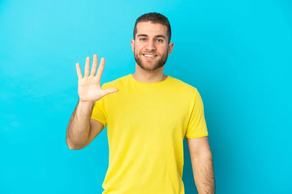 Jonge Knappe Blanke Man Geïsoleerd Blauwe Achtergrond Tellen Vijf Met — Stockfoto