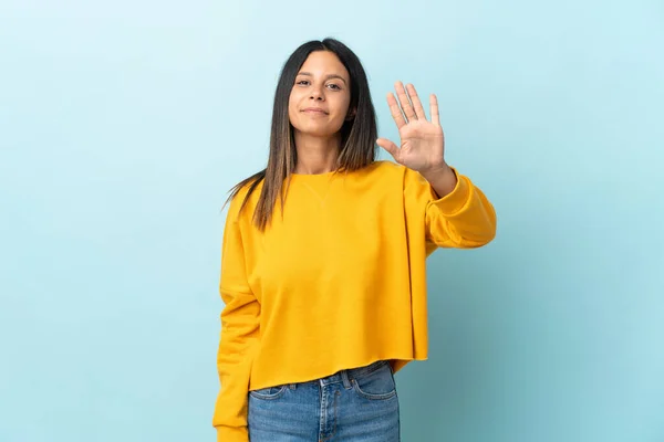 Caucásico Chica Aislado Azul Fondo Contando Cinco Con Los Dedos — Foto de Stock