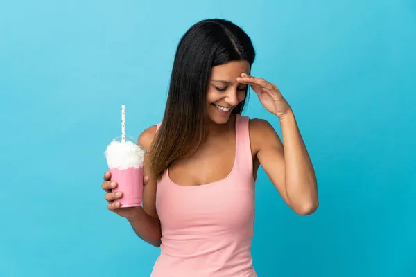 Mujer Joven Con Batido Fresa Riendo —  Fotos de Stock