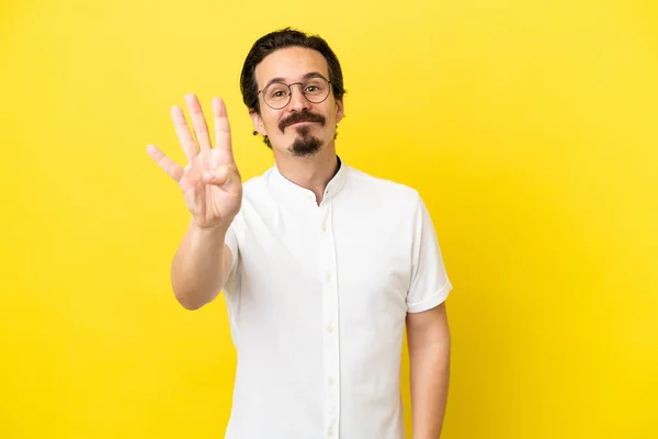 Joven Hombre Caucásico Aislado Sobre Fondo Amarillo Feliz Contando Cuatro — Foto de Stock